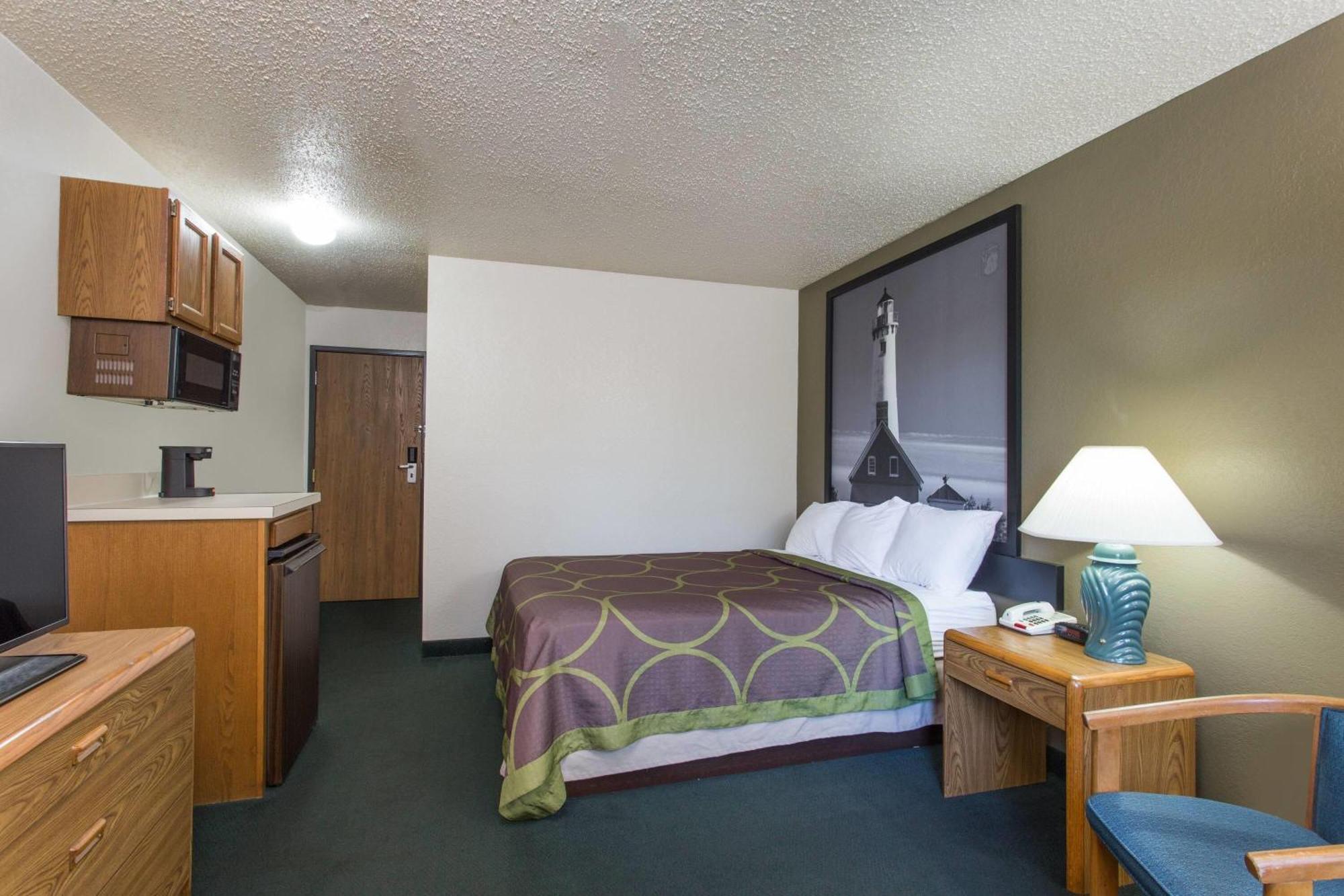 Super 8 By Wyndham Houghton Lake Exterior photo