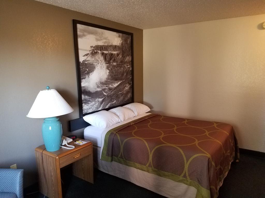 Super 8 By Wyndham Houghton Lake Exterior photo